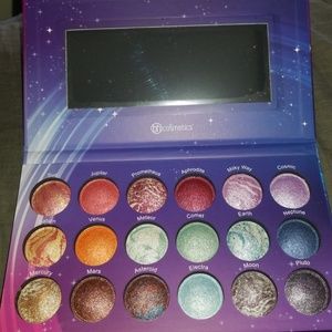 💥BH Cosmetics Galaxy Chic 18 Color Baked Shadow💥